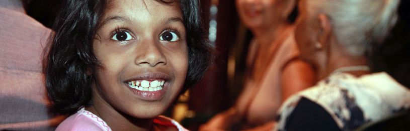 Essen für Heimbewohner – Almsgiving in Sri Lanka