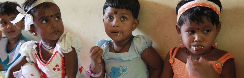Menschen beim Almsgiving in Sri Lanka
